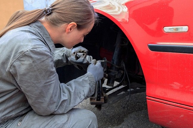 What does a Auto Mechanic do?